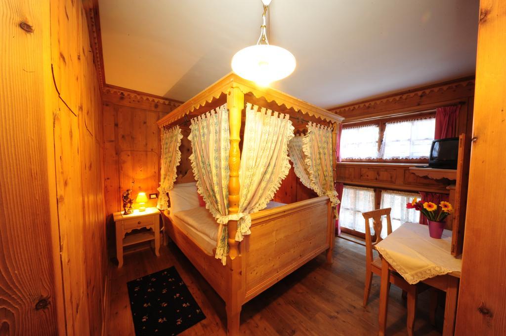 Chalet Alpenrose Bio Wellness Naturhotel Cogolo Room photo